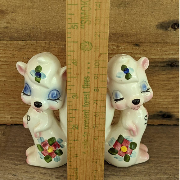 Vintage Anthropomorphic White Squirrel Magnetic Salt & Pepper Shakers by Enesco - Picture 10 of 10